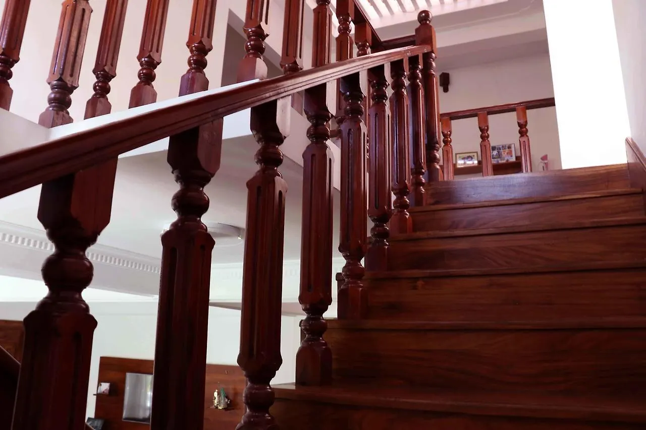 Villa Royce Канди